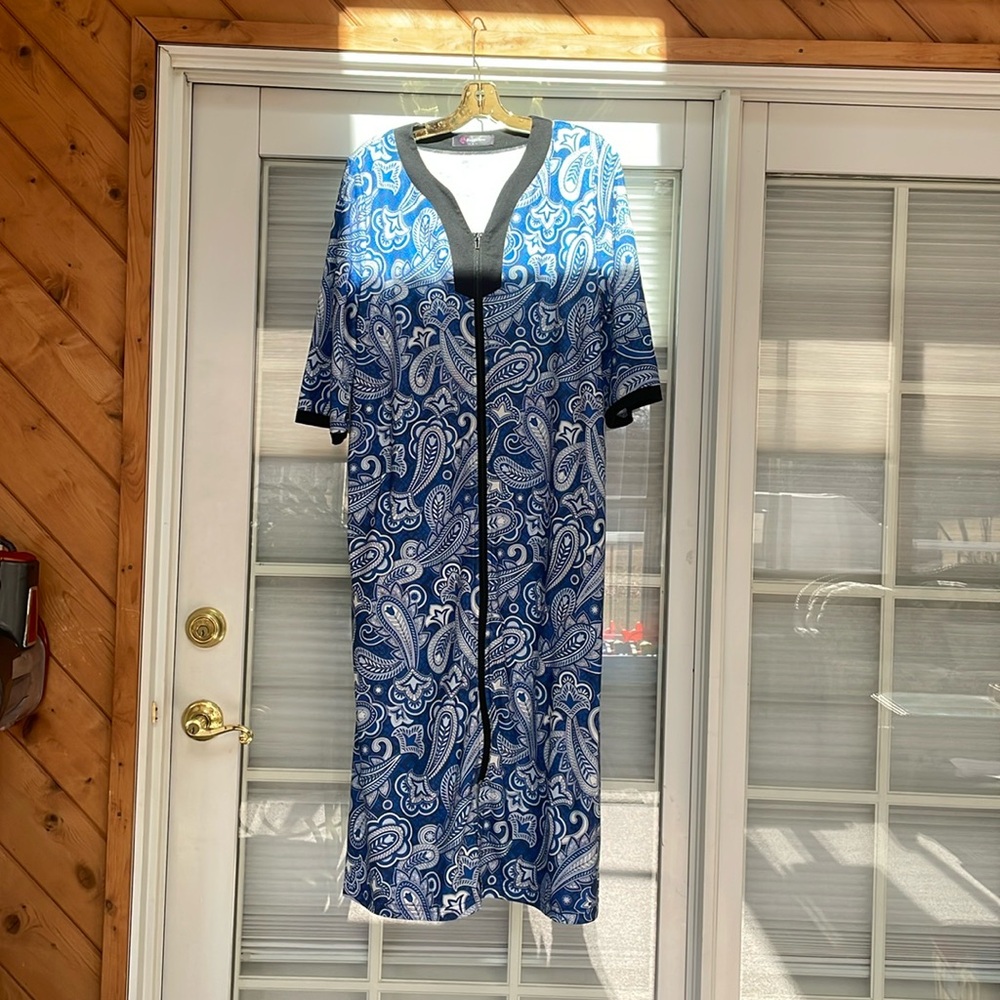 Bloggerlove Blu Paisley Robe. Size Mediumum.